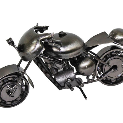 Metāla motocikla dekors – industriāls akcents interjeram