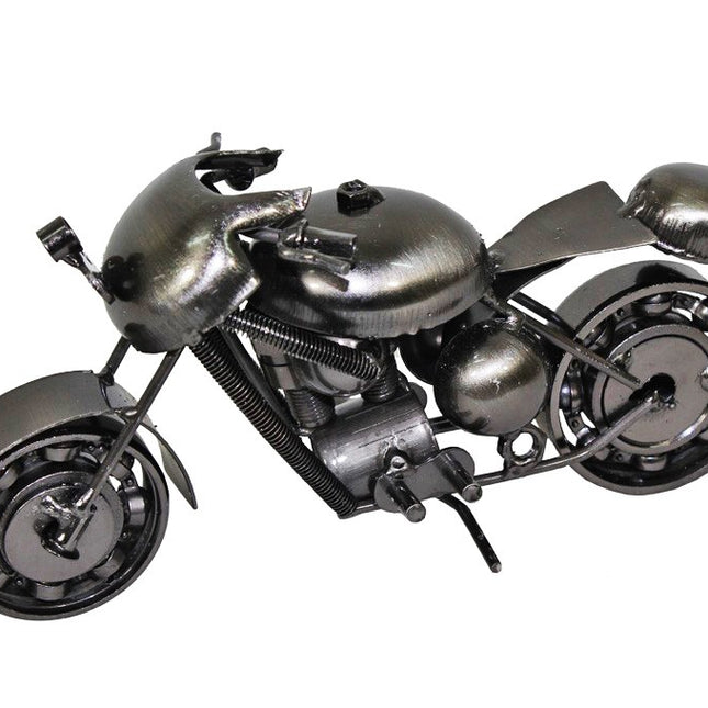 Metāla motocikla dekors – industriāls akcents interjeram