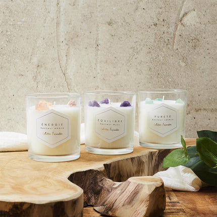 Aromātiska svece ar dekoratīviem akmeņiem