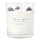 Svece ar violetiem akmentiņiem