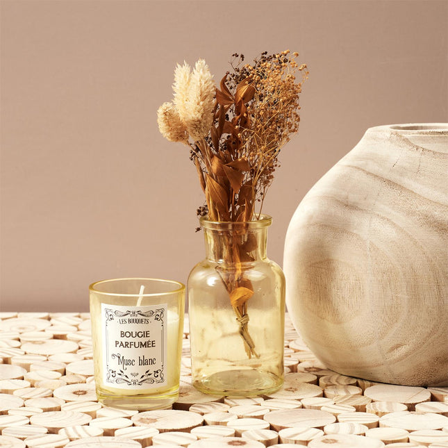 Aromātiska svece ar sausiem ziediem