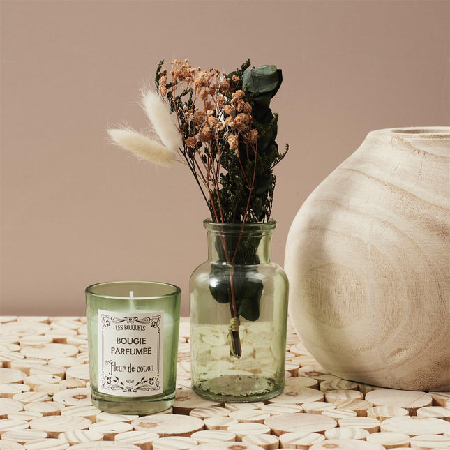 Aromātiska svece ar sausiem ziediem