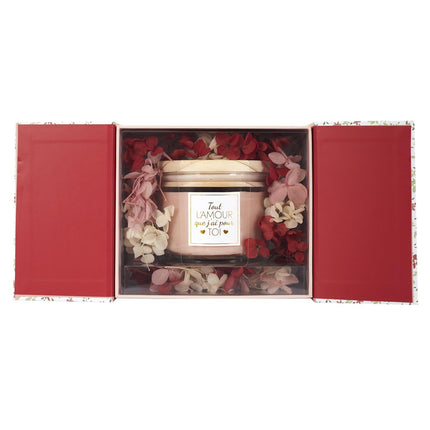 Aromātiskās sveces dāvanu komplekts “Tout l’Amour” – ar ziedu dekoru un koka vāciņu
