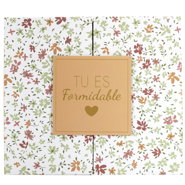 Aromātiskās sveces dāvanu komplekts “Tout l’Amour” – ar ziedu dekoru un koka vāciņu