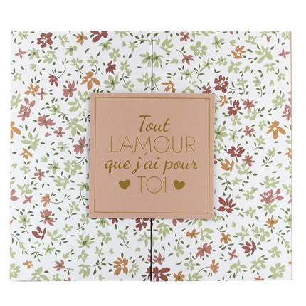 Aromātiskās sveces dāvanu komplekts “Tout l’Amour” – ar ziedu dekoru un koka vāciņu