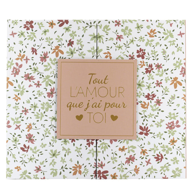 Aromātiskās sveces dāvanu komplekts “Tout l’Amour” – ar ziedu dekoru un koka vāciņu