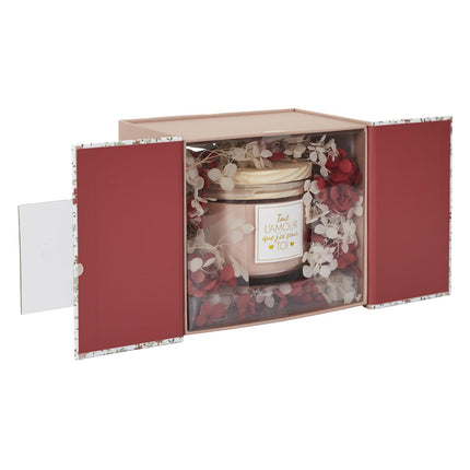 Aromātiskās sveces dāvanu komplekts “Tout l’Amour” – ar ziedu dekoru un koka vāciņu