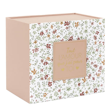 Aromātiskās sveces dāvanu komplekts “Tout l’Amour” – ar ziedu dekoru un koka vāciņu