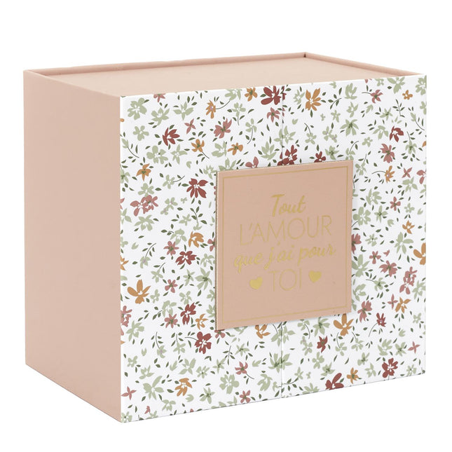 Aromātiskās sveces dāvanu komplekts “Tout l’Amour” – ar ziedu dekoru un koka vāciņu