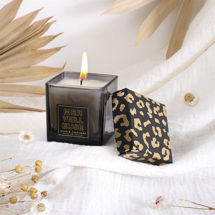 Aromātiskā svece “Leopard” kvadrātveida 5 cm – Sandalkoks, Pūderīgs aromāts & Dzintars
