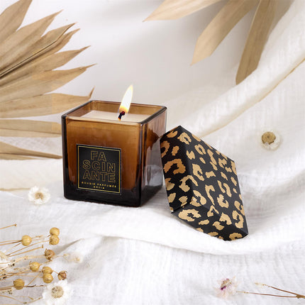 Aromātiskā svece “Leopard” kvadrātveida 5 cm – Sandalkoks, Pūderīgs aromāts & Dzintars