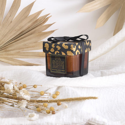 Aromātiskā svece “Leopard” kvadrātveida 5 cm – Sandalkoks, Pūderīgs aromāts & Dzintars