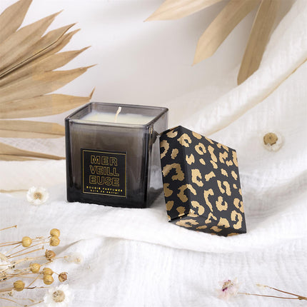 Aromātiskā svece “Leopard” kvadrātveida 5 cm – Sandalkoks, Pūderīgs aromāts & Dzintars