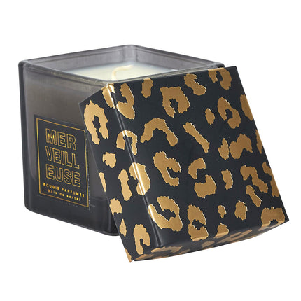 Aromātiskā svece “Leopard” kvadrātveida 5 cm – Sandalkoks, Pūderīgs aromāts & Dzintars