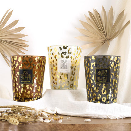 Aromātiskā svece “Leopard” stikla vāzē 16 cm – Sandalkoks, Pūderīgs aromāts & Ambra