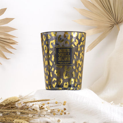 Aromātiskā svece “Leopard” stikla vāzē 16 cm – Sandalkoks, Pūderīgs aromāts & Ambra