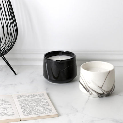 Aromātiskā svece marmora dizaina traukā