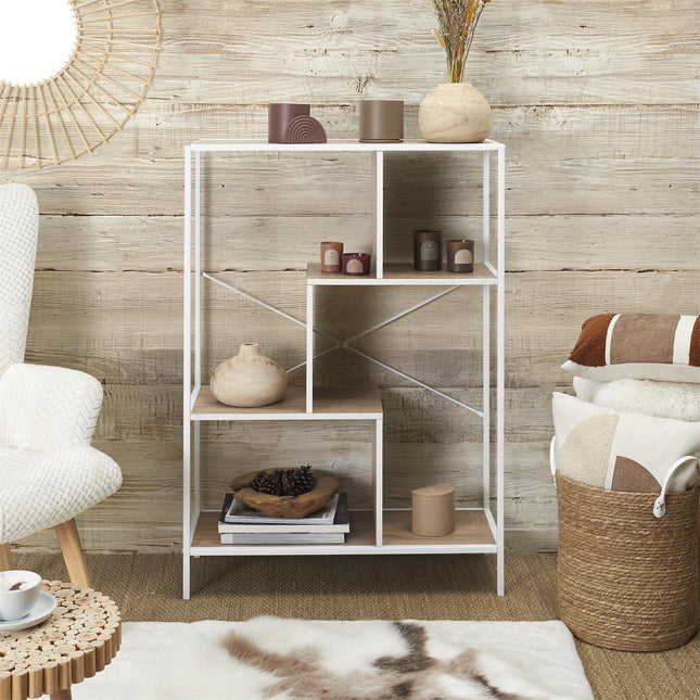 Metāla plaukts ar koka plauktiem