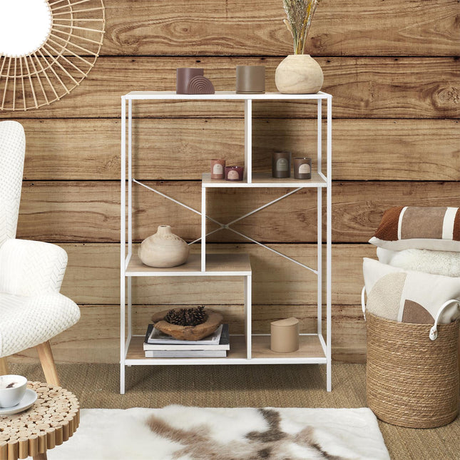 Metāla plaukts ar koka plauktiem