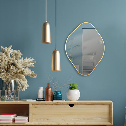 Dekoratīvs sienas spogulis ar zelta rāmi