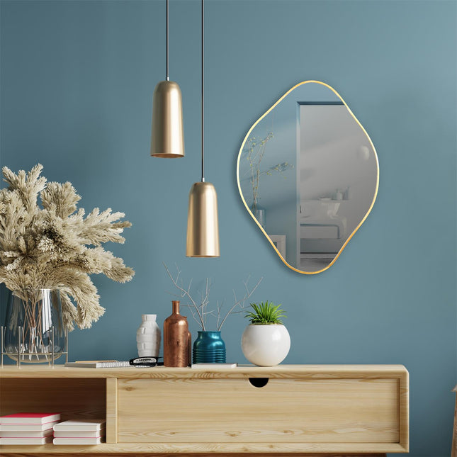 Dekoratīvs sienas spogulis ar zelta rāmi