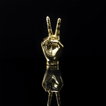 Keramikas dekoratīvā figūra – zelta rokas žests