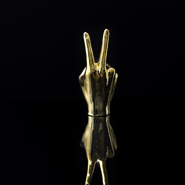 Keramikas dekoratīvā figūra – zelta rokas žests