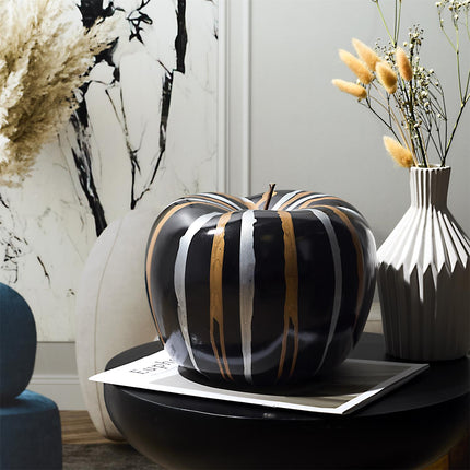 Dekoratīvs melns ābols ar zelta un sudraba akcentiem