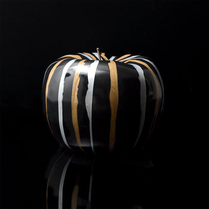 Dekoratīvs melns ābols ar zelta un sudraba akcentiem