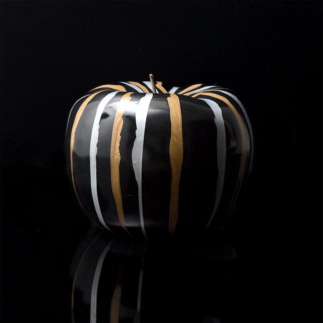 Dekoratīvs melns ābols ar zelta un sudraba akcentiem