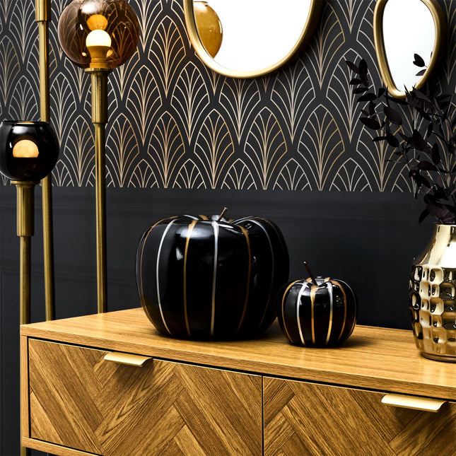 Dekoratīvs melns ābols ar zelta un sudraba akcentiem