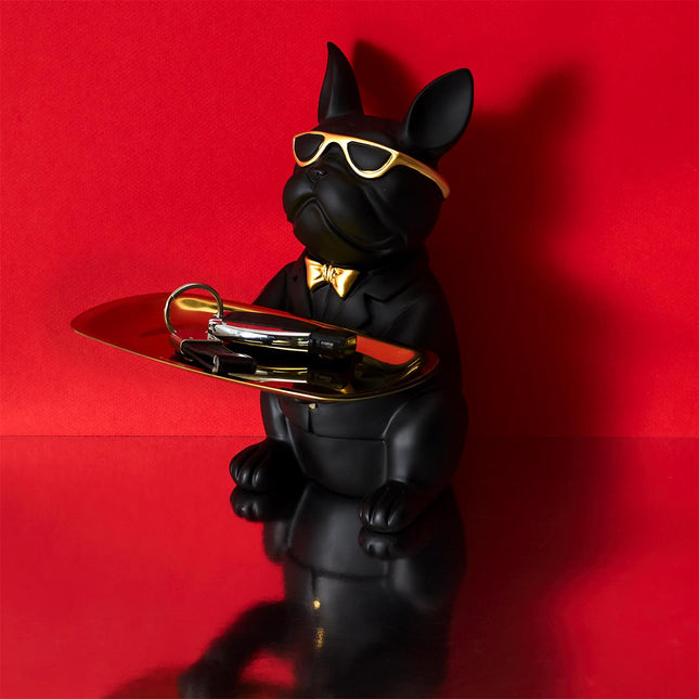 Dekoratīvs buldogs ar zelta paplāti