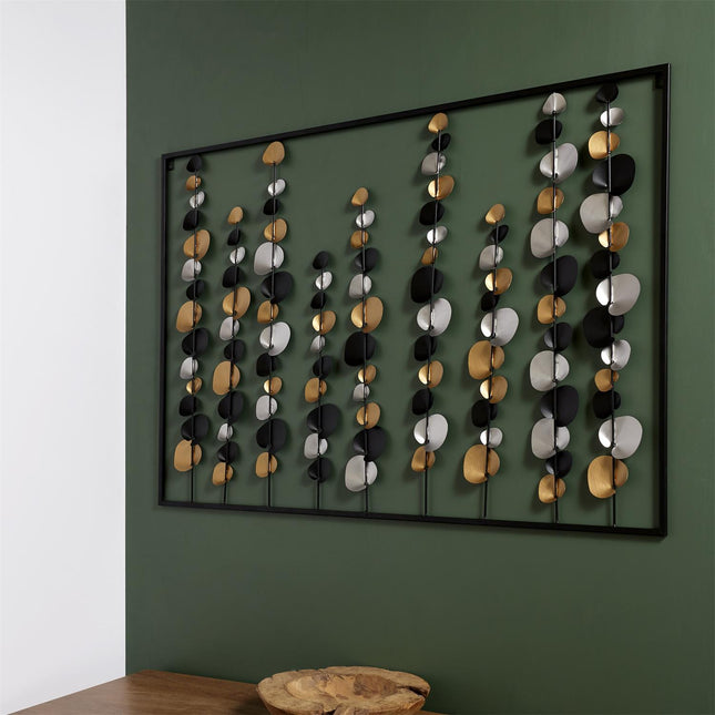 Metāla sienas dekors – melni, zeltaini un sudraboti lapu stiebri