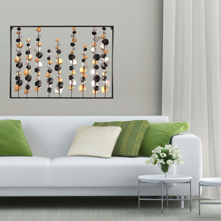 Metāla sienas dekors – melni, zeltaini un sudraboti lapu stiebri