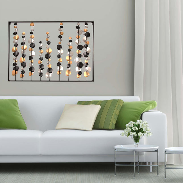 Metāla sienas dekors – melni, zeltaini un sudraboti lapu stiebri