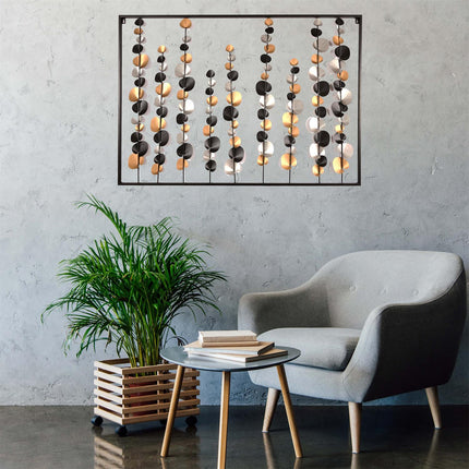 Metāla sienas dekors – melni, zeltaini un sudraboti lapu stiebri