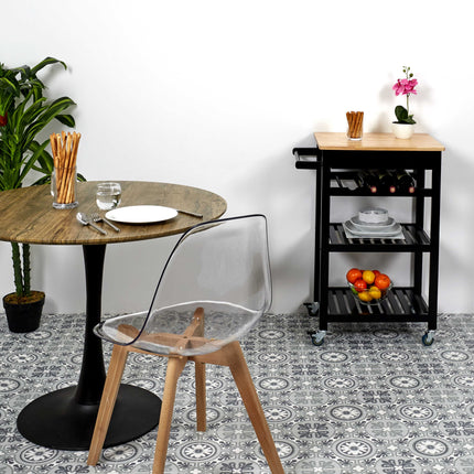 Skandināvu stila caurspīdīgi krēsli ar koka kājām