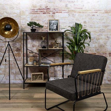 Metāla un koka plaukts