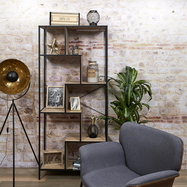 Metāla un koka plaukts