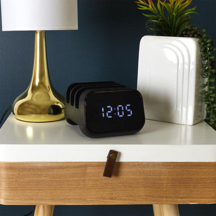 Modinātājpulkstenis ar 3 ierīču uzlādes staciju