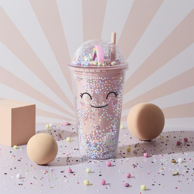 Dzērienu krūze ar salmiņu