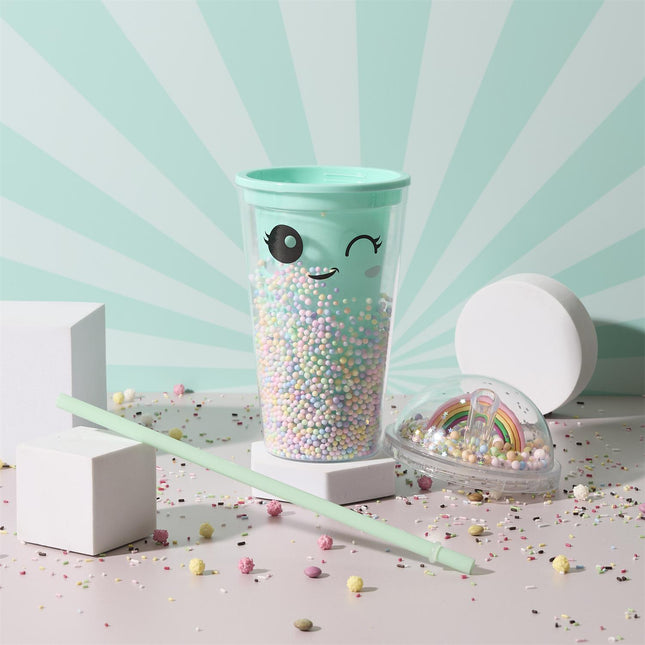 Dzērienu krūze ar salmiņu