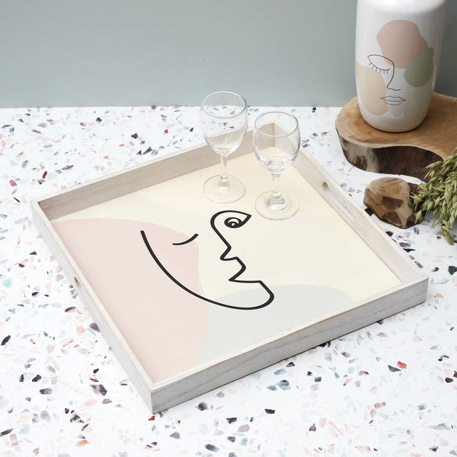 Dekoratīvs koka servēšanas paliktnis ar abstraktu sejas motīvu