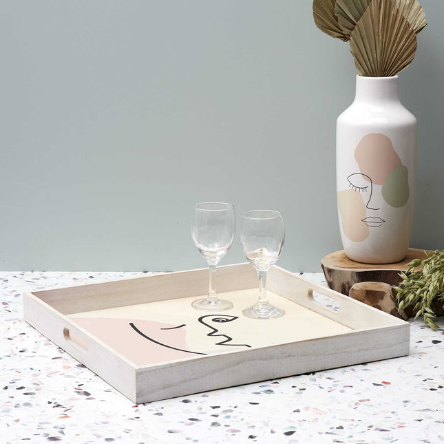 Dekoratīvs koka servēšanas paliktnis ar abstraktu sejas motīvu