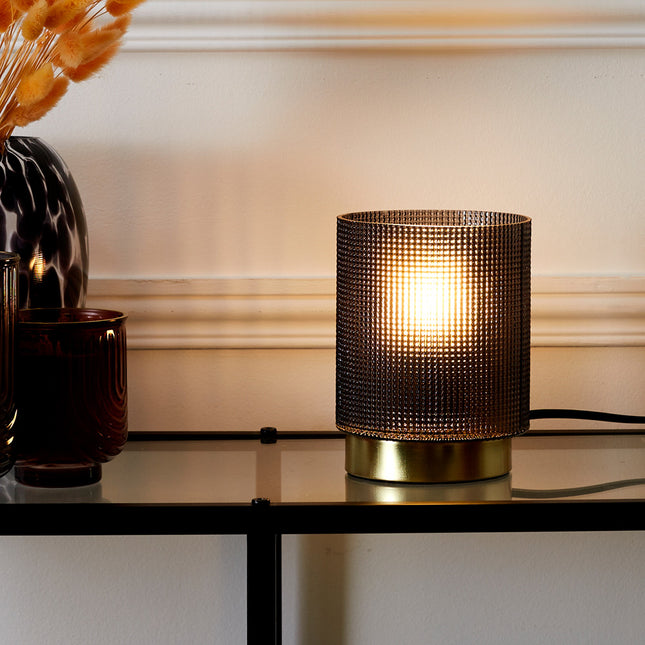 Tumši brūna galda lampa ar reljefu stiklu u zelta pamatni