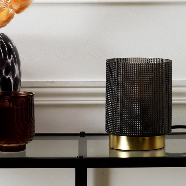 Tumši brūna galda lampa ar reljefu stiklu u zelta pamatni