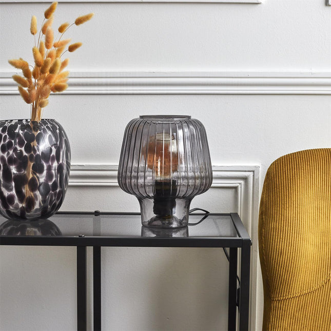 Stikla galda lampa ar rievotu dizainu