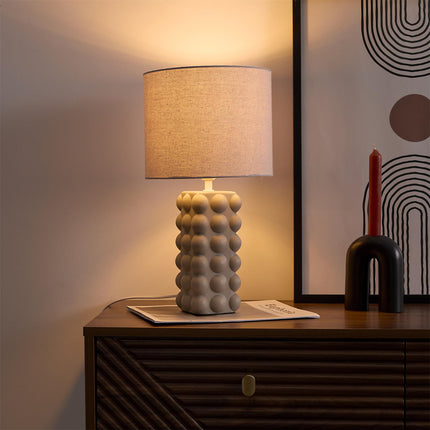 Galda lampa – bēša keramikas lampa ar auduma abažūru