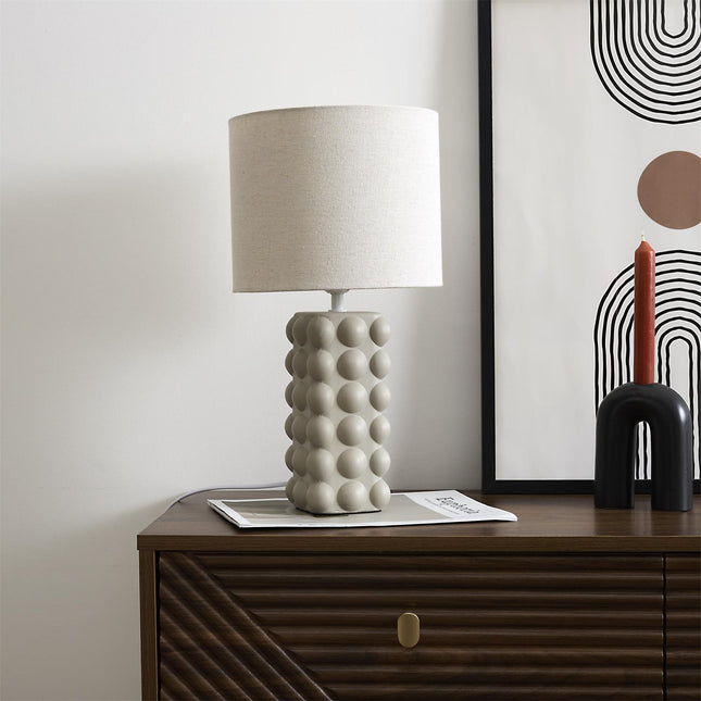 Galda lampa – bēša keramikas lampa ar auduma abažūru