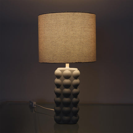Galda lampa – bēša keramikas lampa ar auduma abažūru